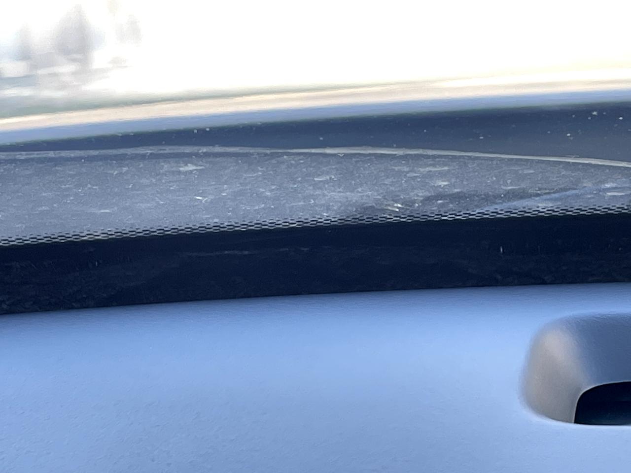 林肯冒险家 前窗这下面有些胶起来了，有影响吗。粘着一些黑色泡棉。
