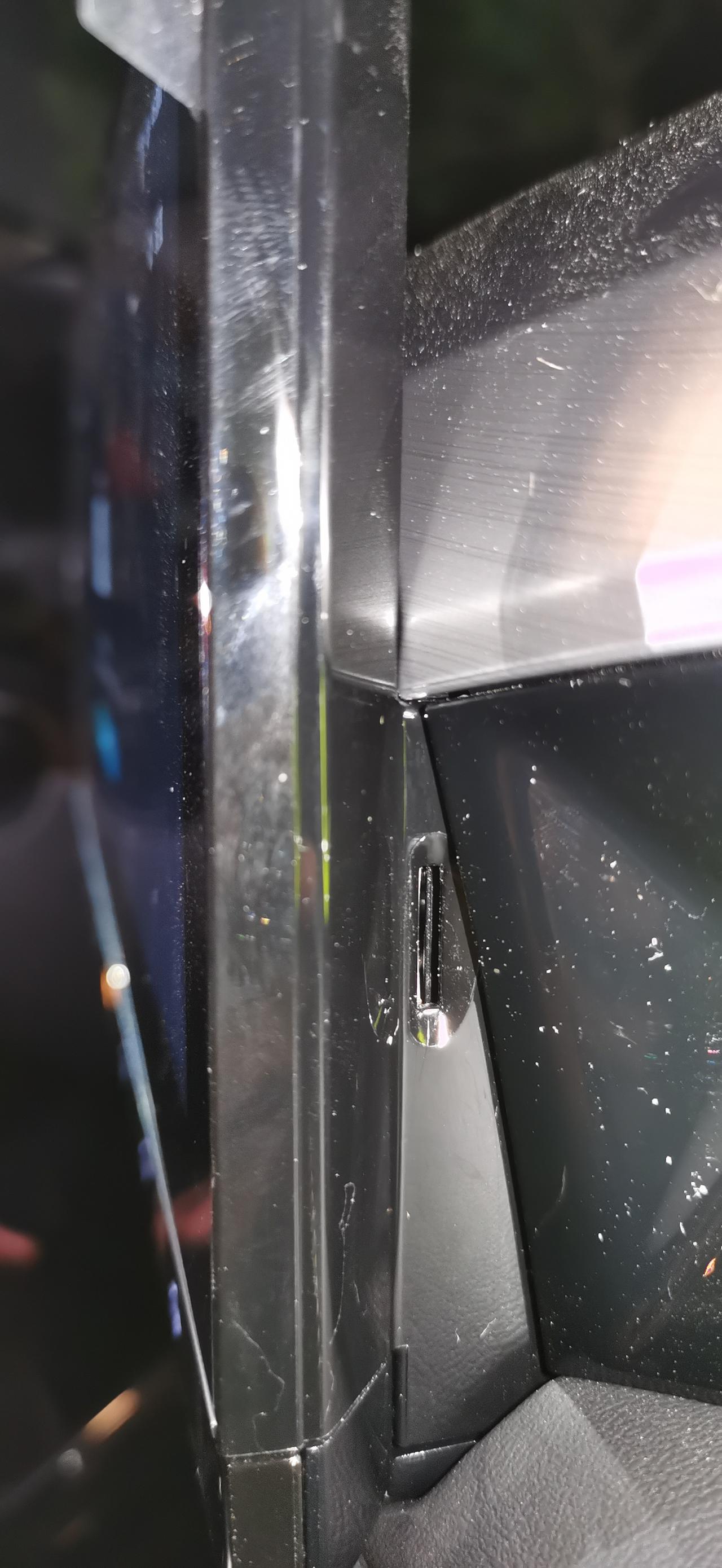 荣威i5 给行车记录仪装内存卡  结果直接从这孔里掉进去了  这是什么垃圾设计？？？现在咋搞？拆中控屏吗？