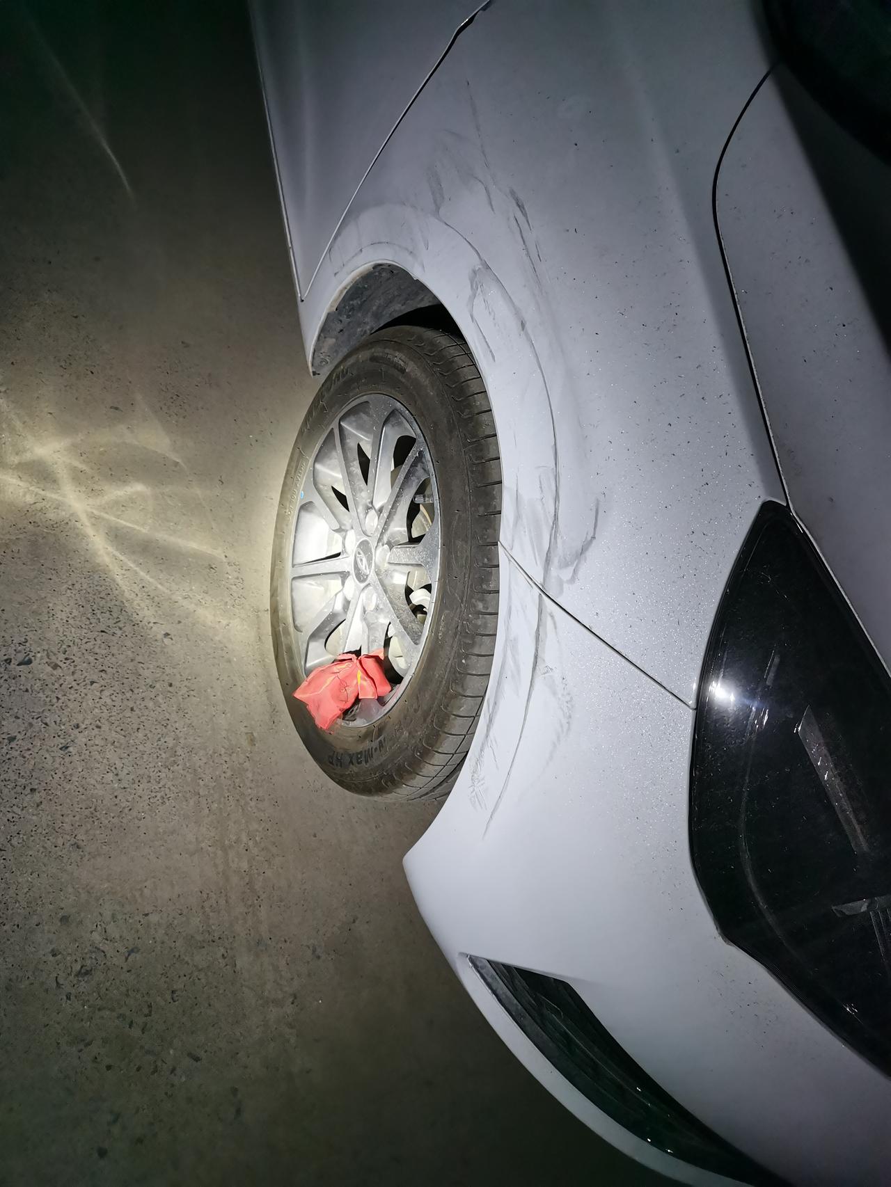 奇瑞艾瑞泽5 晚上被附近邻居蹭成这样，该如何处理？邻居说修车花多少，报多少。要不要走保险？右前车门也有划痕，修下要多少钱