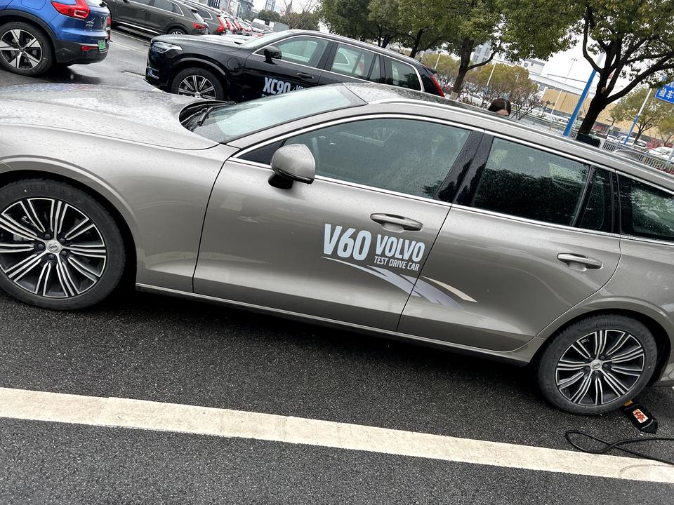 沃尔沃V60离地间隙可调整吗？上下车库会不会太矮被刮蹭到啊？想买。。。