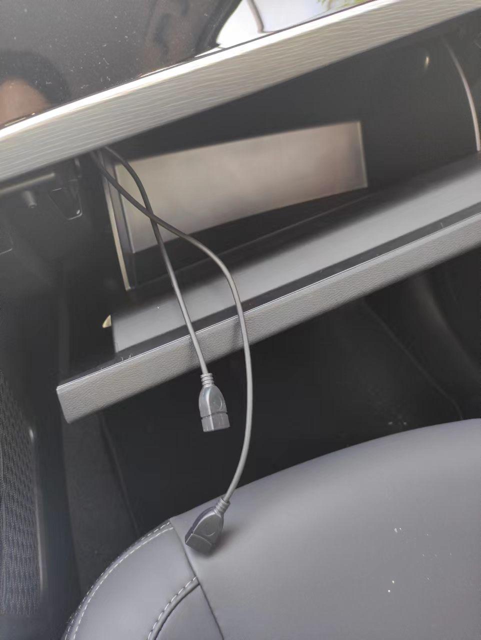 艾瑞泽5手套箱里面的两条USB线能装到点烟器旁边那个长方形上吗？怎么装？把那两条USB线拿出来，手套箱又关不上！这设计真