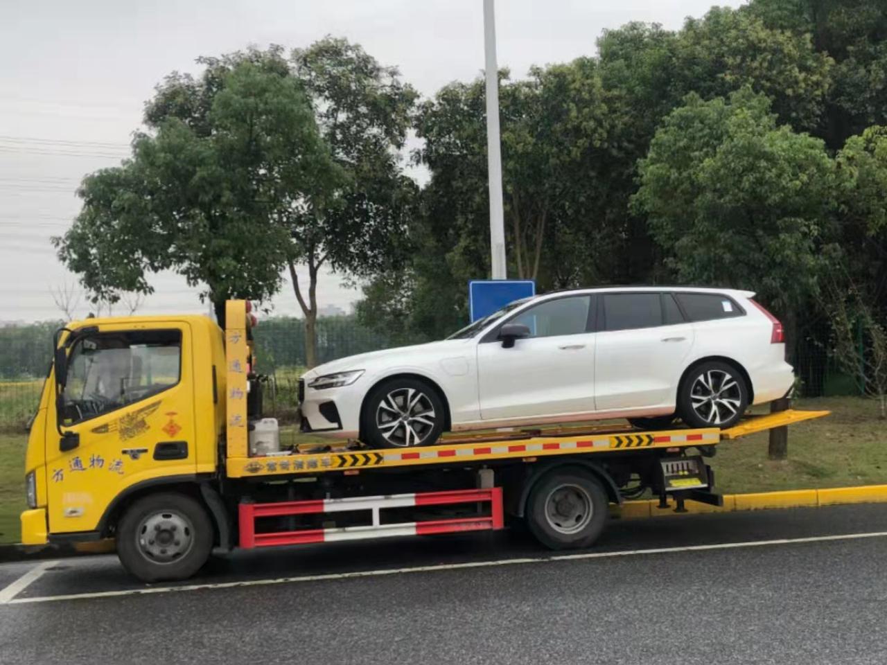 沃尔沃V60 车友们看看这v60带充电口 是插电混动t8的要引进国内了吗？