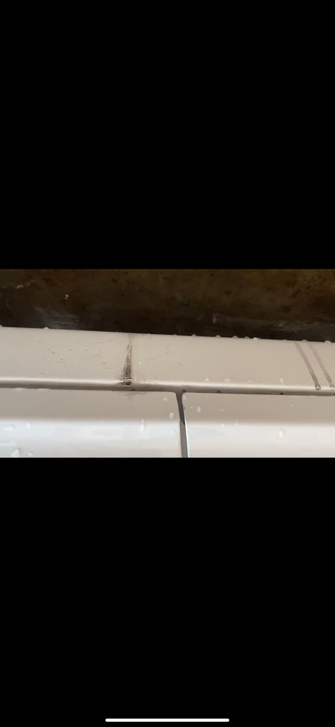 各位车主同志，新手小白寻求你们的帮助了，21款艾瑞泽5自动青春版，第一次洗车四个车门排水口有油流出来，然后车门下面的有几
