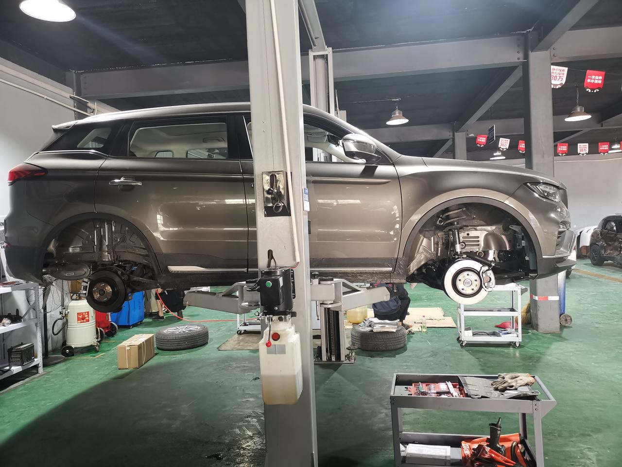 谈谈喷底盘装甲的感受昨天给博越Pro智尊喷了底盘装甲，我奉劝大家不要喷原厂自带一层防腐，新车拆的七零八落隔热板在按回去变