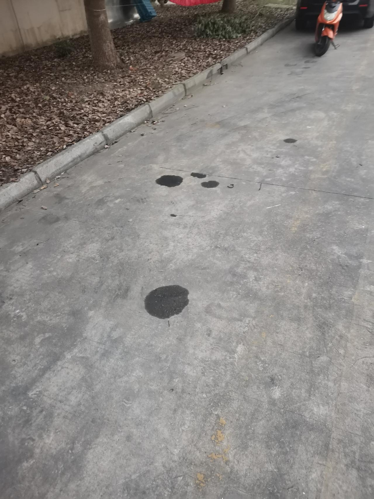 荣威i5 新车买回来1周，开了100km，第一次发现车底油水印时有2处。在发动机下面和车子前后轮中间右边。第二次是中午开