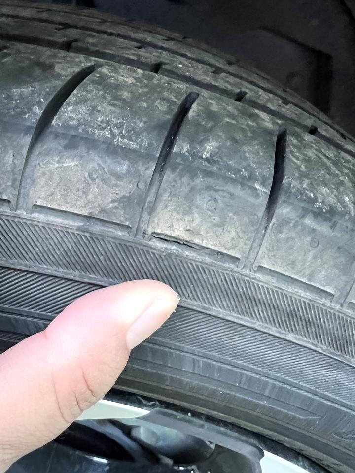 丰田威兰达高性能版 新车才开了2000km看到右前轮胎有裂纹，这个要紧不