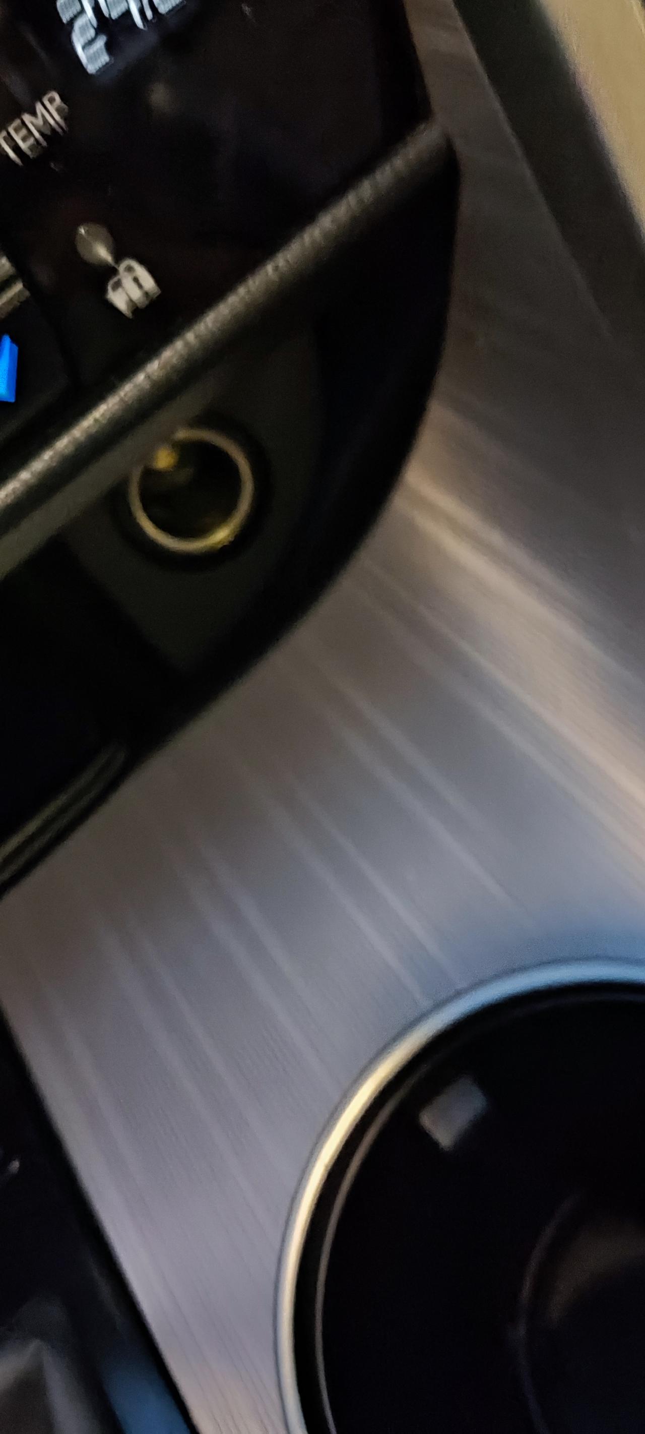 雷克萨斯RX RX200t，中控下面的点烟器还有后排的点烟器插口都不通电了，怎么回事啊