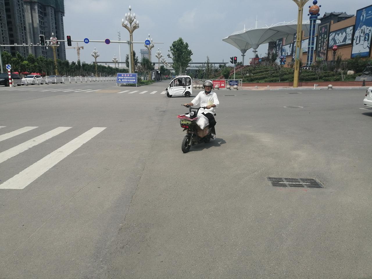 启辰星 各种车友大哥，咨询几个问题，在外地山东的一个城市附近，由西向东正常行驶，由于没注意看路标，原本该直行了，结果稍微