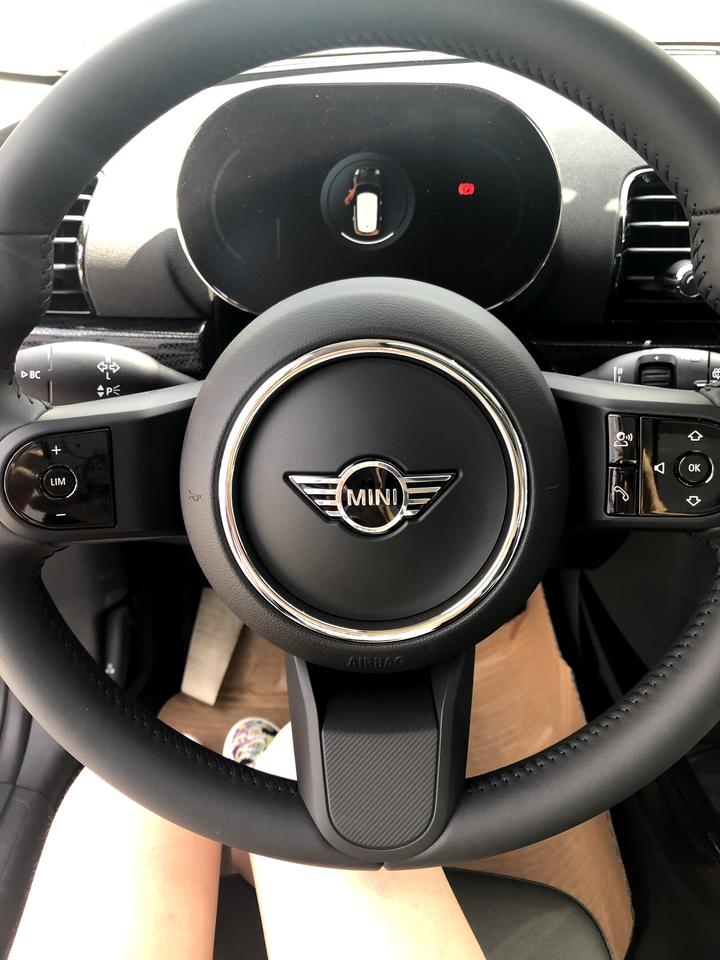 MINI CLUBMAN 这两个车除了方向盘，皮质不一样，其他的差不多。都是1.5T。Cooper 和Cooper 鉴赏