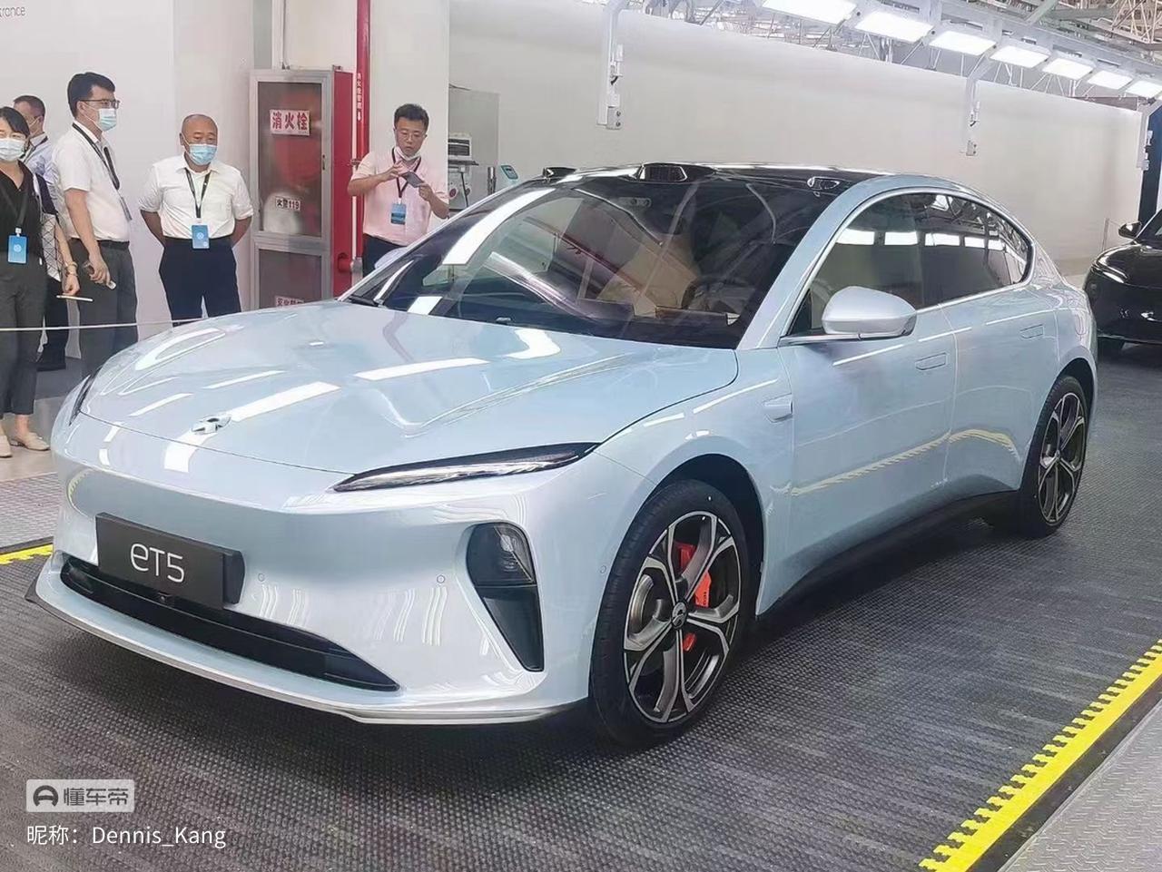 蔚来ET5 纠结同温层蓝和黑色，大佬们给点建议