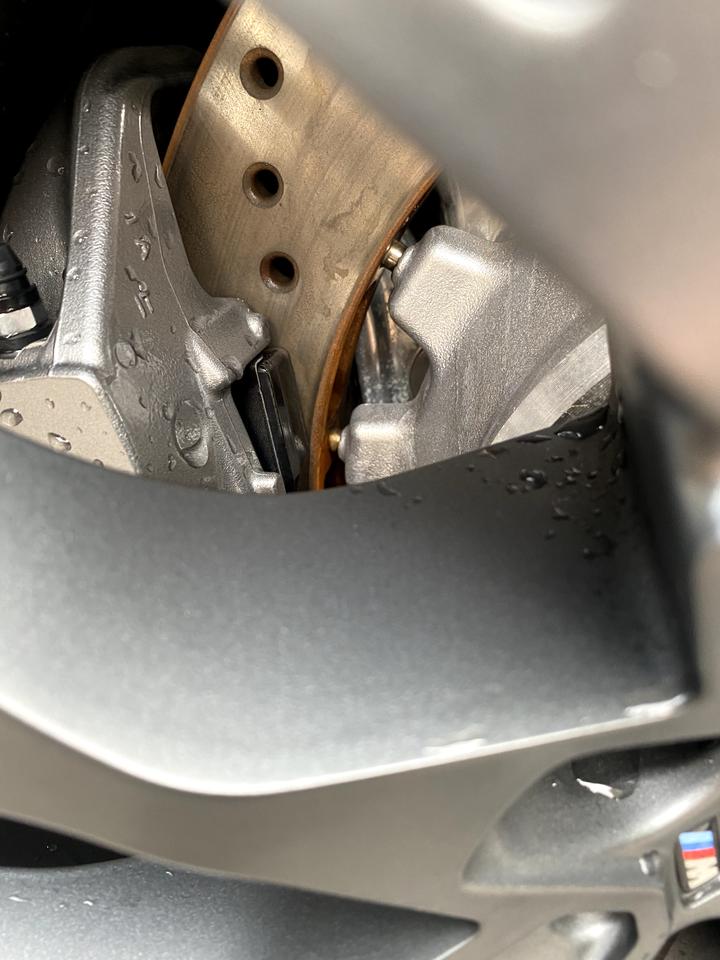 宝马M2 提车半个月不到 以为是土后面洗了两次都没洗不掉不会是锈吧 这种情况正常吗