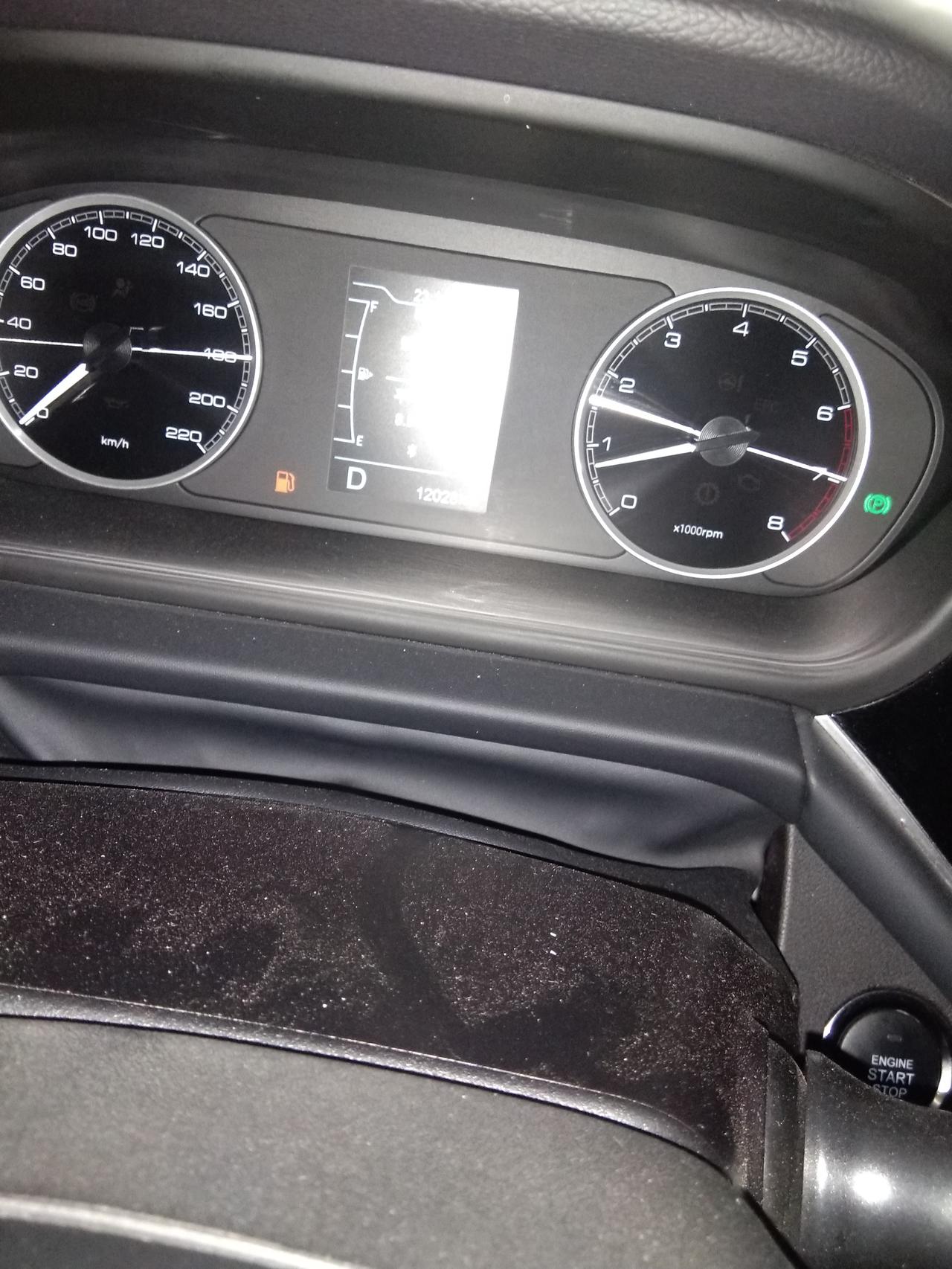 奇瑞艾瑞泽GX 这是什么情况艾瑞泽自动gx上一次停车时显示续航200+公里。现在一启动显示没油了。是不是油箱进空气了呀！