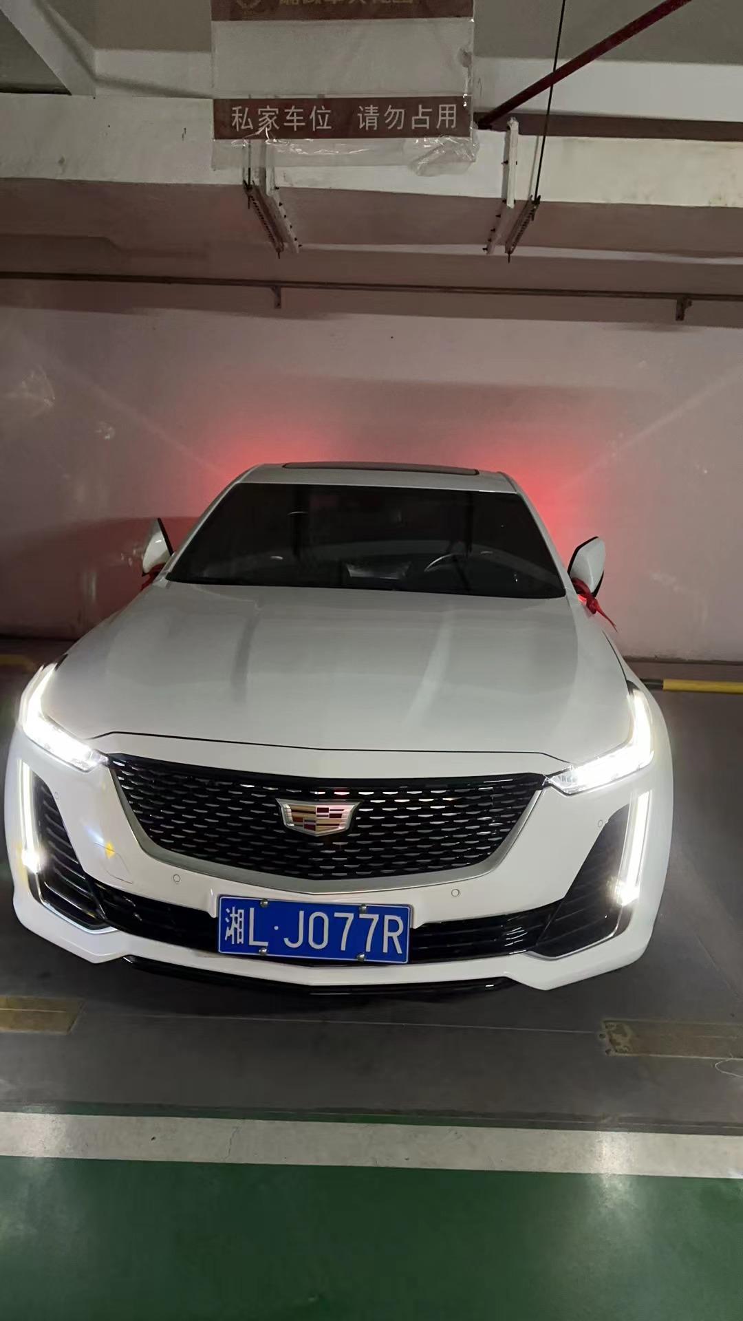 凯迪拉克CT5 豪华标准版白色全款裸车24万购置税减半落地下来261800请问贵不。