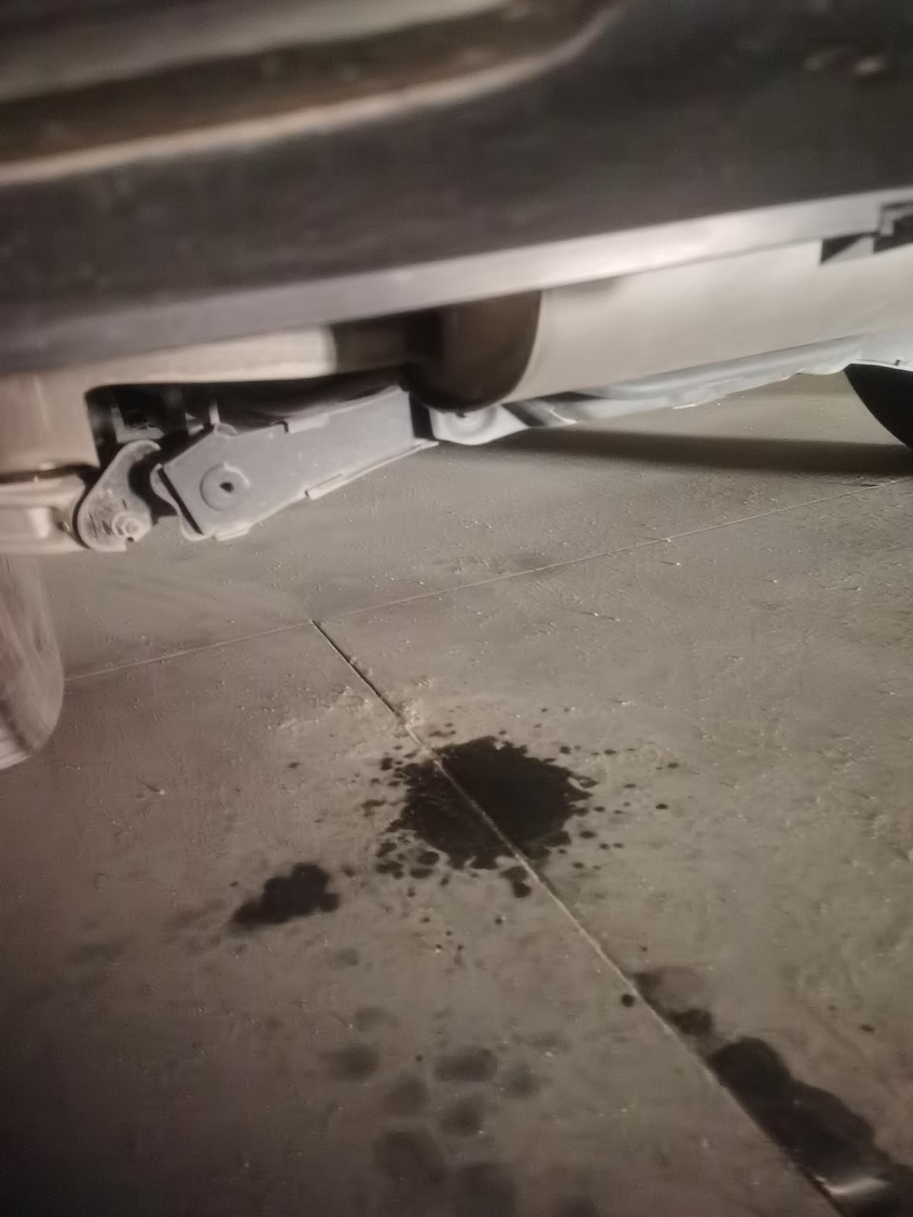 哈弗H6 哈弗这里漏水正常么，这两个月每次停车都看到漏，不管开多久，几分钟也有，空调没开也有