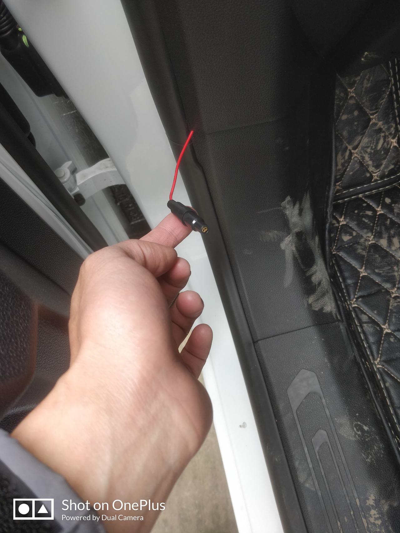 哈弗H6 问一下大佬们知道这个线是从哪里接出来的吗？我把送的行车记录仪的线扯了，一直扯到这里了，这样露着不管没问题的吧