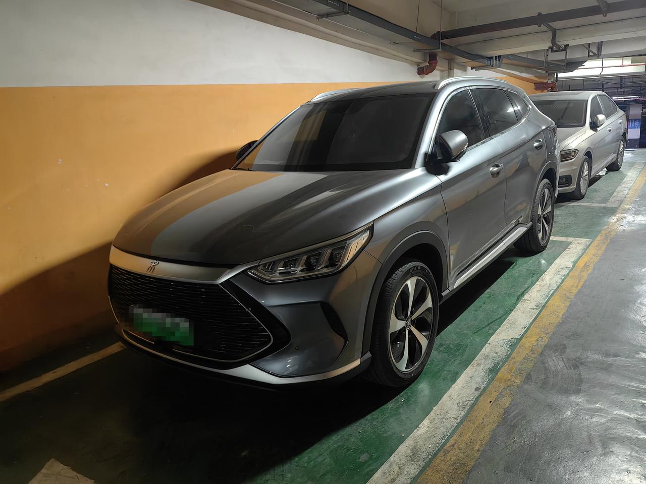比亚迪宋PLUS DM-i 宋plus dmi51km尊荣版。2022年12月15号提车。跑了900公里。因为想换汉，现