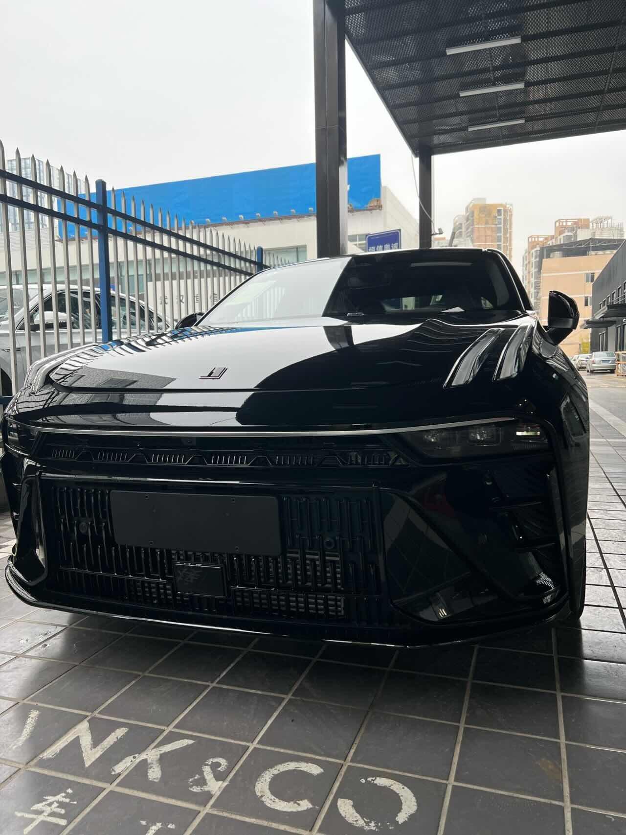 23款领克03新车，发动机引擎盖关在关闭的时候两边卡扣不能同时下的(扣不住）只能手动用力压，是我关得太小还是两边液压泵不