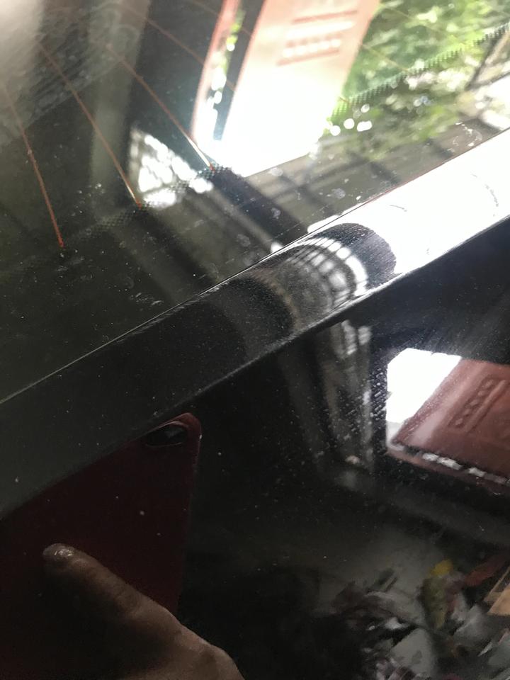 奥迪A6L 这两天突然间发现、车上后备箱顶部的边缘处有轻微的磨砂印痕迹，这个地方自己开车是不可能碰撞到的、我的车也是刚买