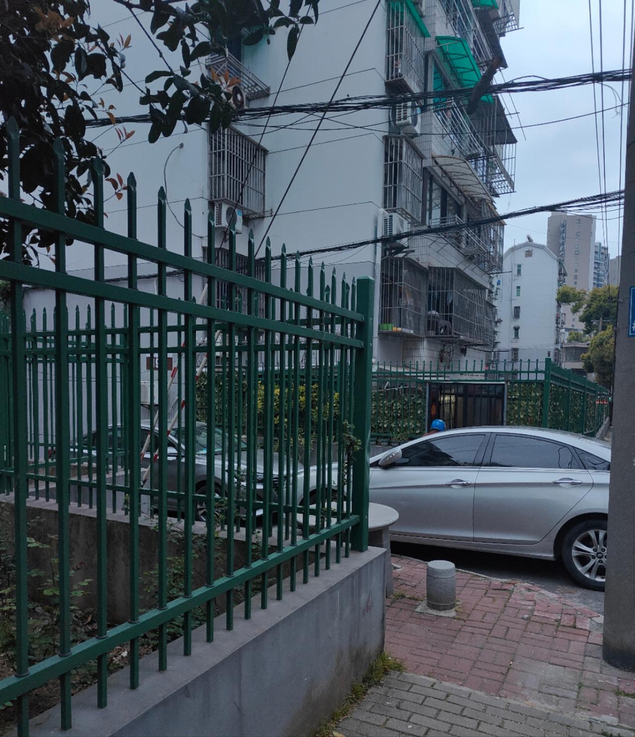 第一次开车，感觉这个刹车怪怪的，是我的问题吗？之前只开过驾校里师傅的车，然后现在买了逸动，感觉它的刹车上半程踩下去是没有