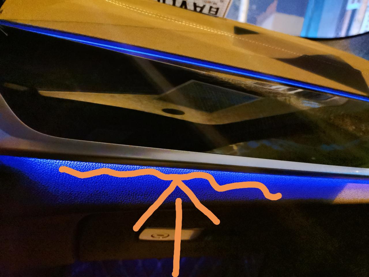 新提的宝马5系li，从4s店出来在高速上跑的时候，副驾驶那儿氛围灯下面会感觉到稍许凉风出来，我驾驶位靠近窗户这边也会感觉