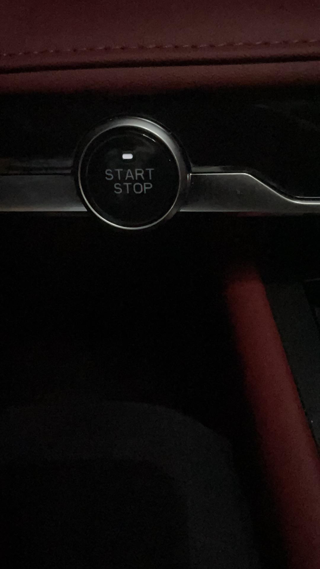 长安CS75 PLUS 2代75p熄火状态下，踩刹车，点火开关亮绿灯，一会白灯闪烁，等一会就灭了是怎么回事，求解