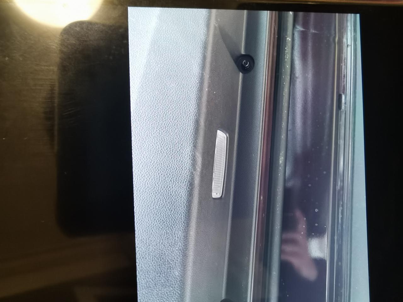 别克昂科威 7座艾薇亚主驾门底下这个跟灯一样的东西是个啥呢？我试了晚上开车门也没见有亮，还是我不知道咋设置？朋友们知道的