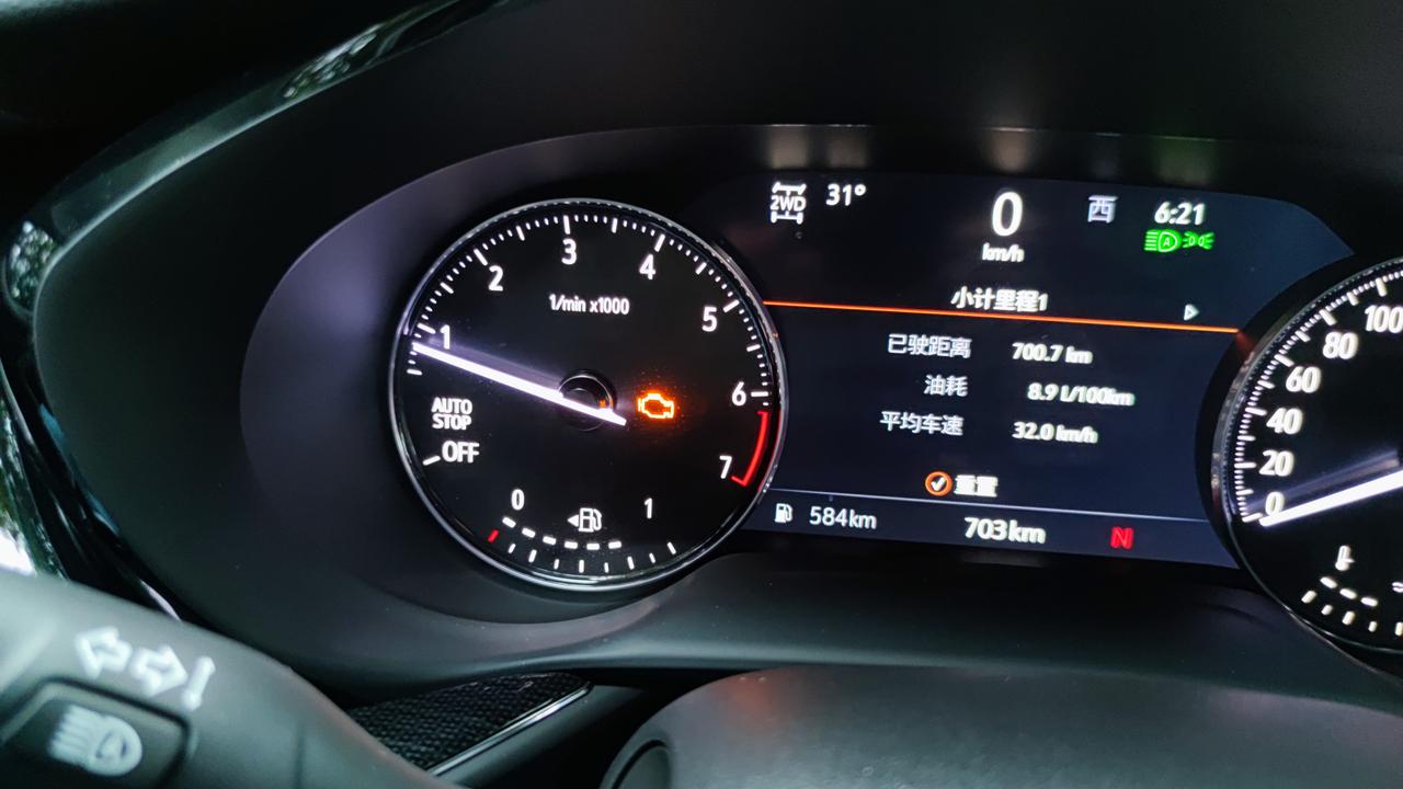 昂科威plus2.0T  新车行车900公里，启动发动机故障灯亮，多次，4S系统升级后消除亮点，开回家后启动又亮灯，什么