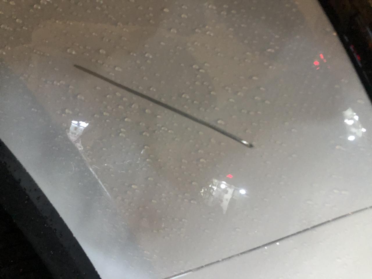 昂科威 今天才上的车牌就蹭到护栏 有道划痕，要怎么处理？求各位大神指点迷津