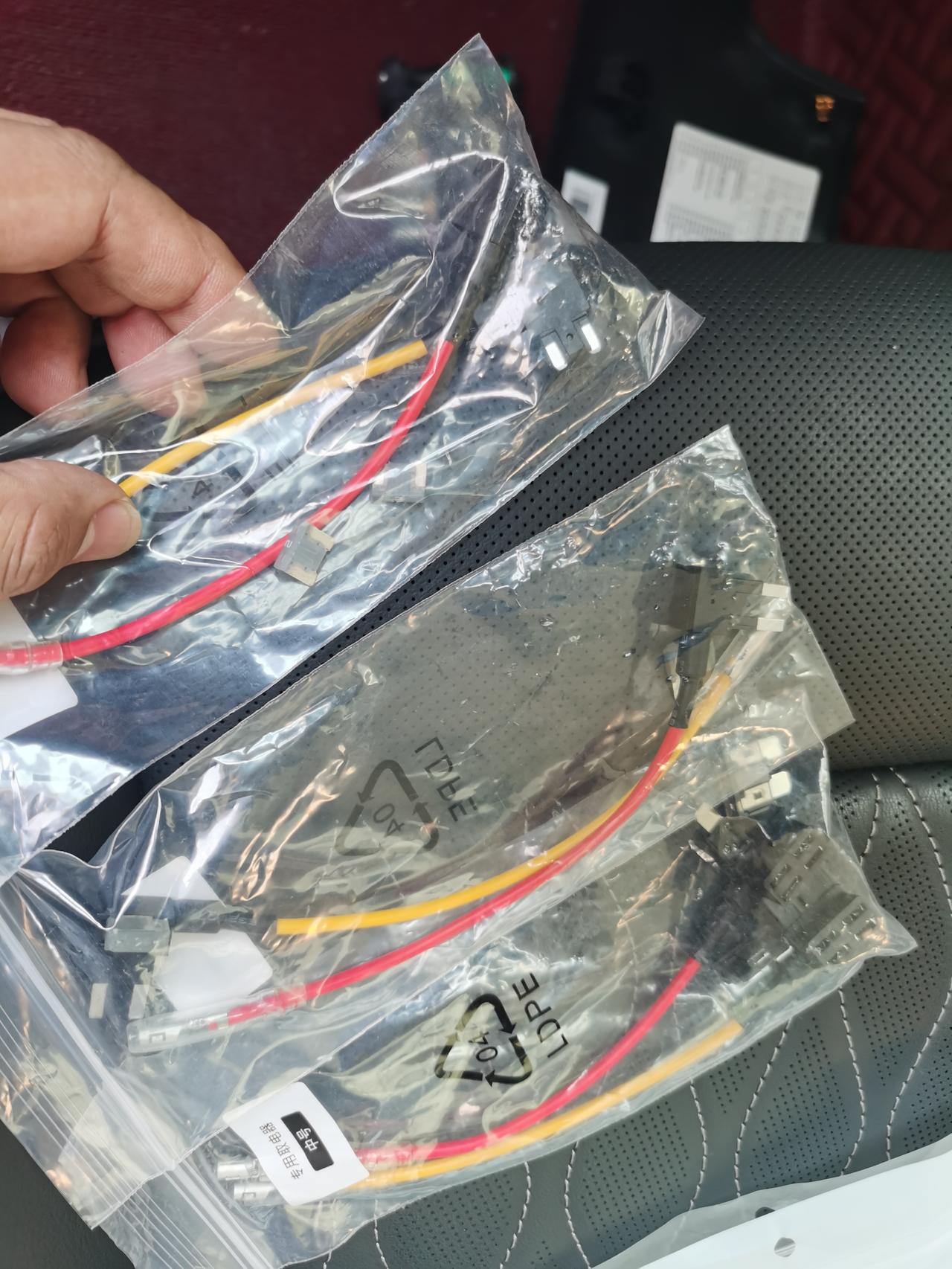 昂科威plus方向盘下面保险盒取电器用啥型号的呢，买了行车记录仪，带的中号，小号，mini取电器都不合口跪谢！