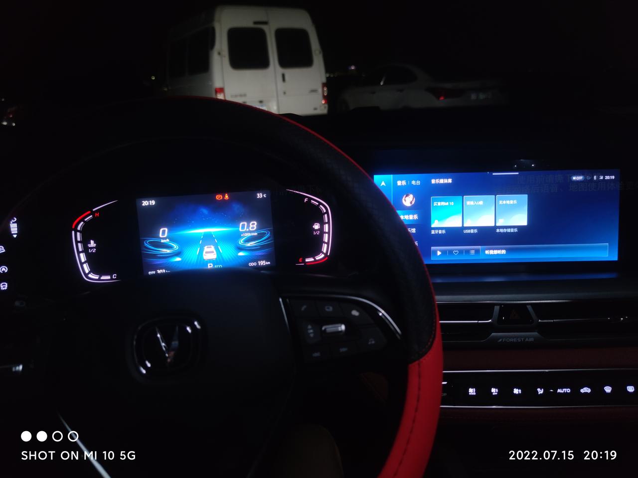 长安CS75 PLUS 为啥我的2022款豪华版没有一键升降车窗功能啊，后排座椅只有扶手没有水杯架，啥情况