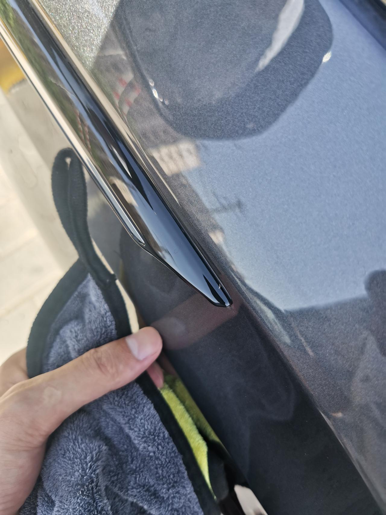 长安CS75 PLUS 今天擦车的时候发现主驾驶门外的装饰条这里松了    这个是胶固定还是卡扣固定啊   ？应该怎么修