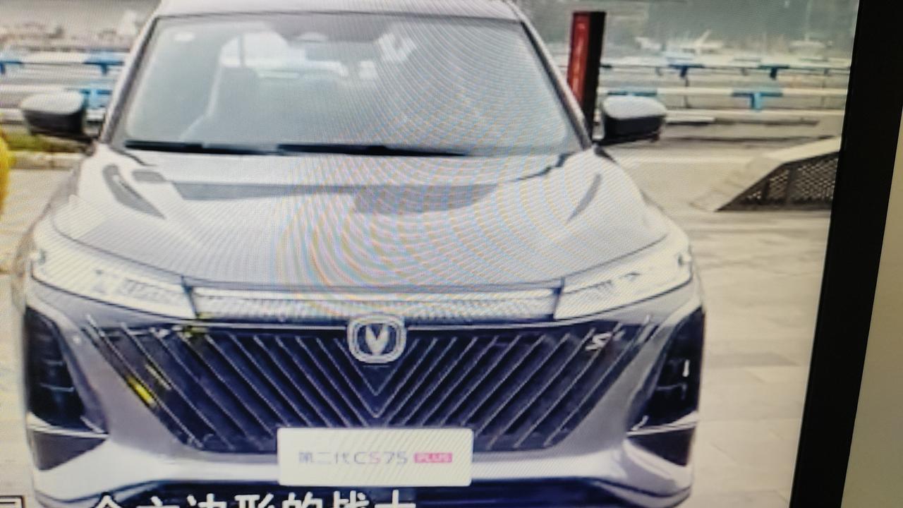 长安CS75 PLUS 兄弟们我问个问题，如何让车灯中间的灯带也一直亮着，我的是行驶过程中只有灯的上下两条日间灯点亮，中