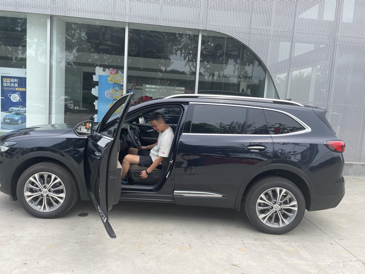 兄弟们，今天定了昂科威p，2.0，9AT，豪华版。裸车20.00，置换补贴6000，购置税减半8900，贷款手续4550
