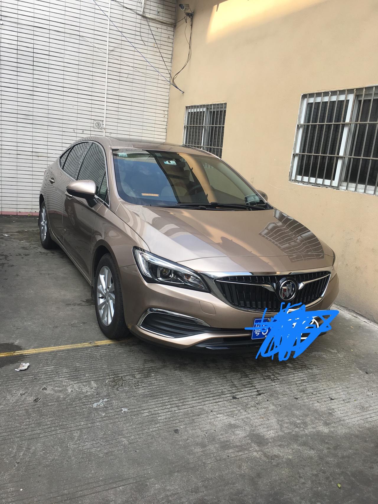 别克威朗 有没有车友 在遇到堵车的下坡路段 档位在D档 不踩油门 自己滑行  时速在10码左右，会有严重顿挫，跟踩急刹一