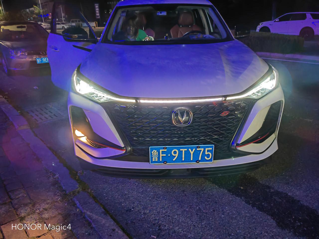 长安CS75 PLUS 为什么打开大灯的时候会亮一个雾灯