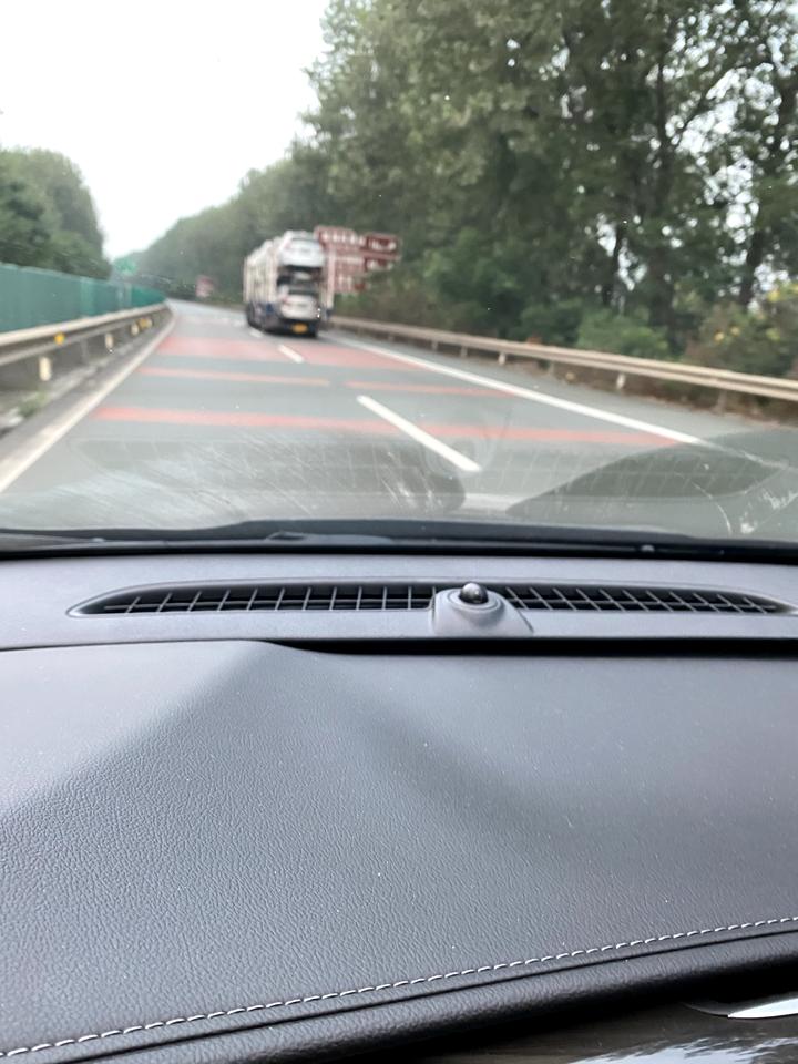 别克昂科威 空调稍微开的大一点 前挡玻璃就会出现两片水雾 这是什么情况