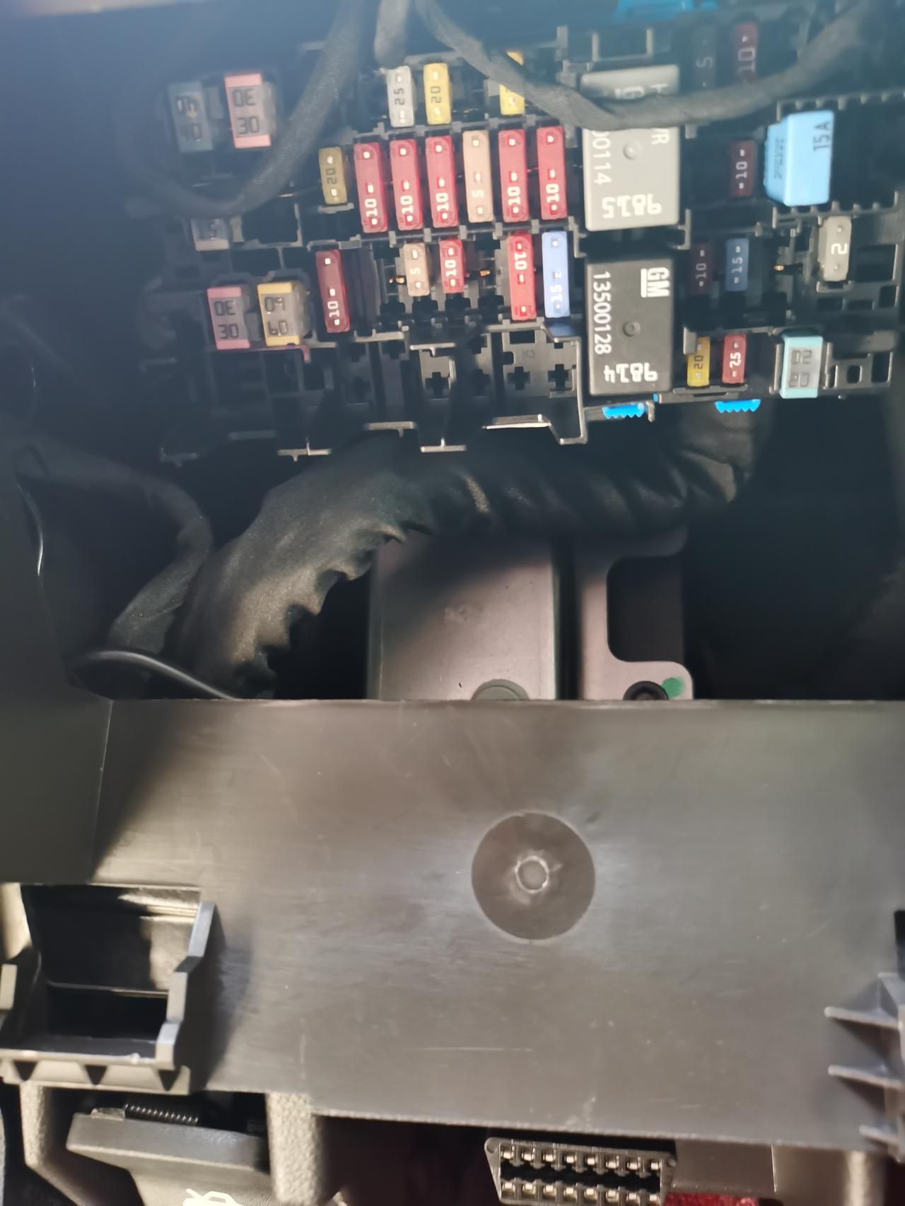 昂科威plus方向盘下面保险盒取电器用啥型号的呢，买了行车记录仪，带的中号，小号，mini取电器都不合口跪谢！