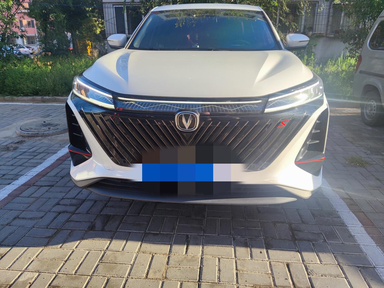 长安CS75 PLUS 为什么日行灯下面那条和贯穿灯带发黄，和上面那条颜色不一样，是所有车都这样，还是就我的呢？有没有大