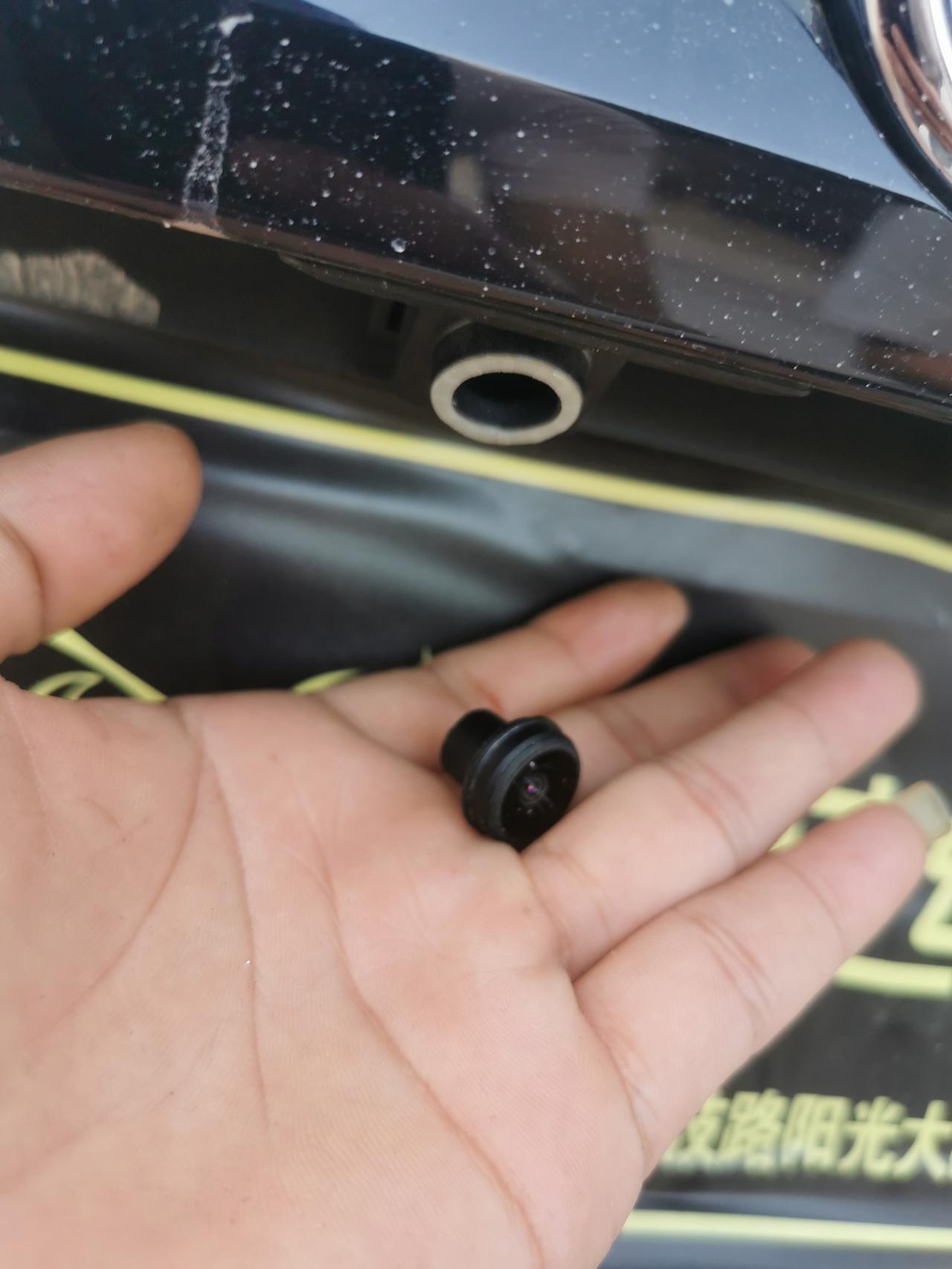 长安CS75 PLUS 你们的车有没有倒车摄像头自己掉下来的？一脸懵？？？