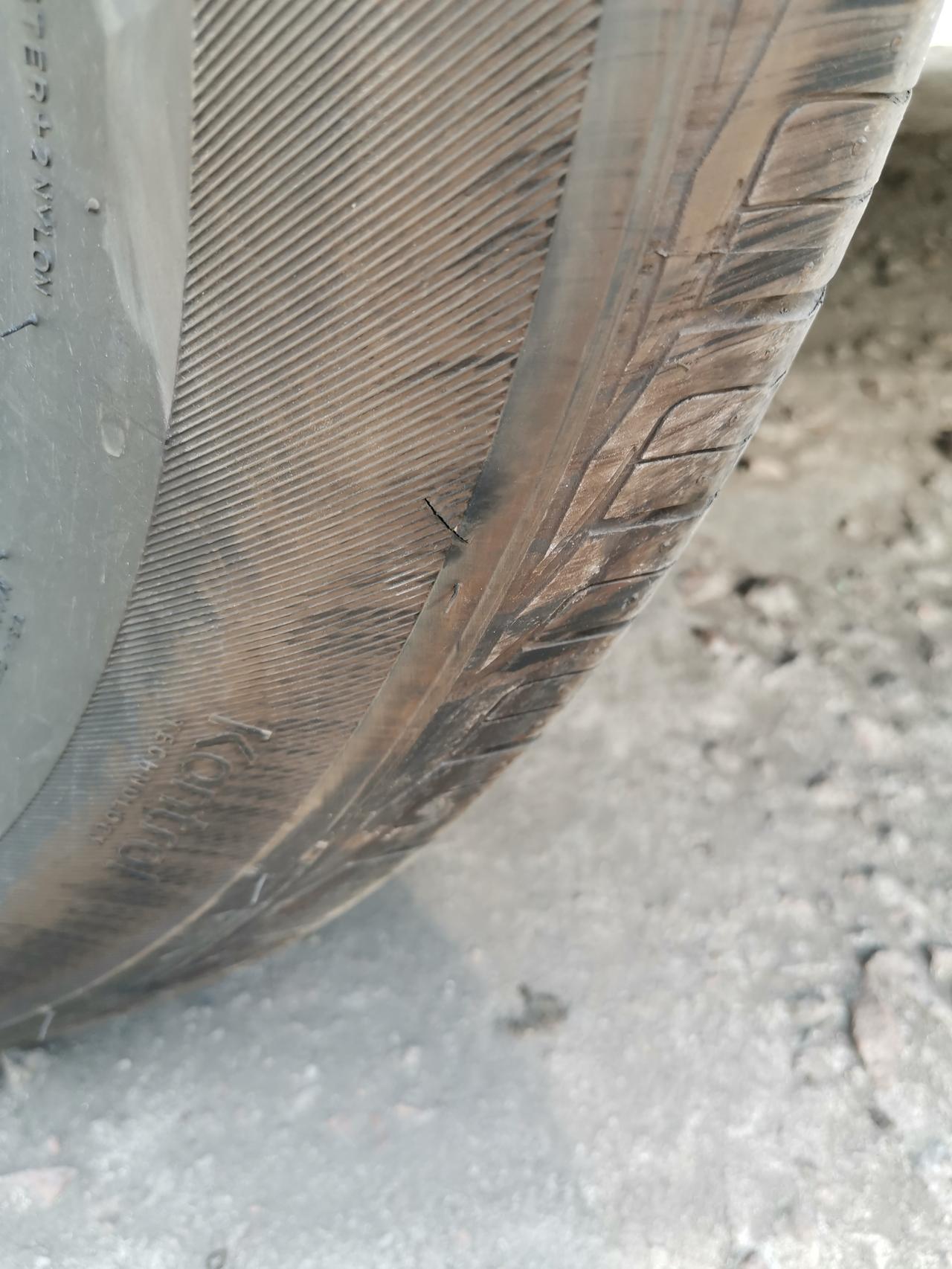 长安CS75 PLUS 各位前轮破了一道小口 我看了一下是破皮 跑高速有事吗 懂的兄弟们说一下 谢谢