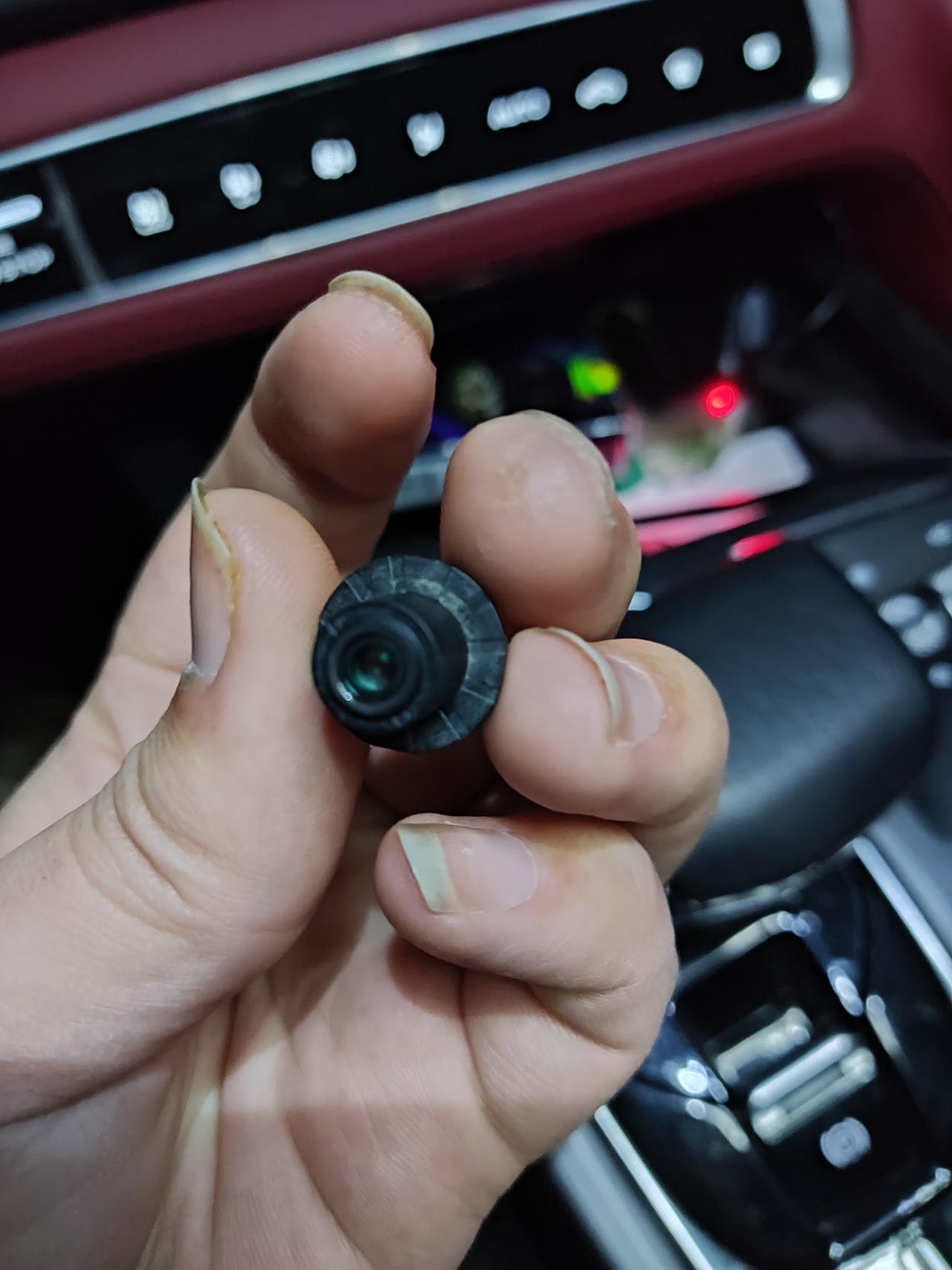长安CS75 PLUS 倒车影像脏了，想拿纸擦一下一碰掉了怎么整过年了老家修车的几乎都关门了