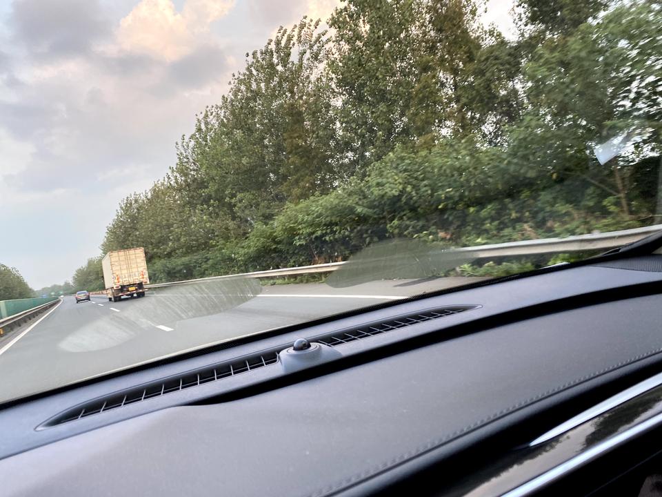 别克昂科威 空调稍微开的大一点 前挡玻璃就会出现两片水雾 这是什么情况