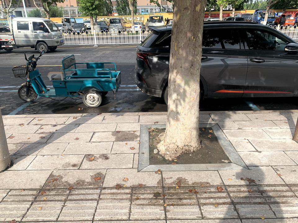 长安CS75 PLUS 请问电动三轮车可以停放在路边停车位吗？今天去路边停车，发现有个电动三轮车把车位占了一半去，我刚插