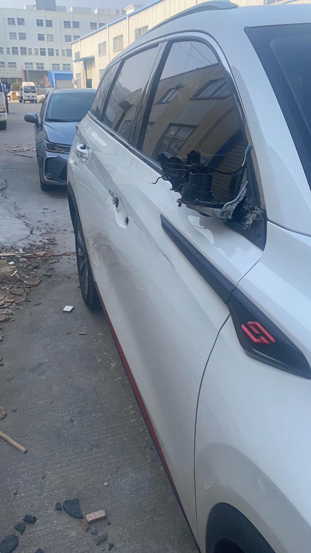 长安CS75 PLUS 请问一下换两个门一个后视镜得多少钱