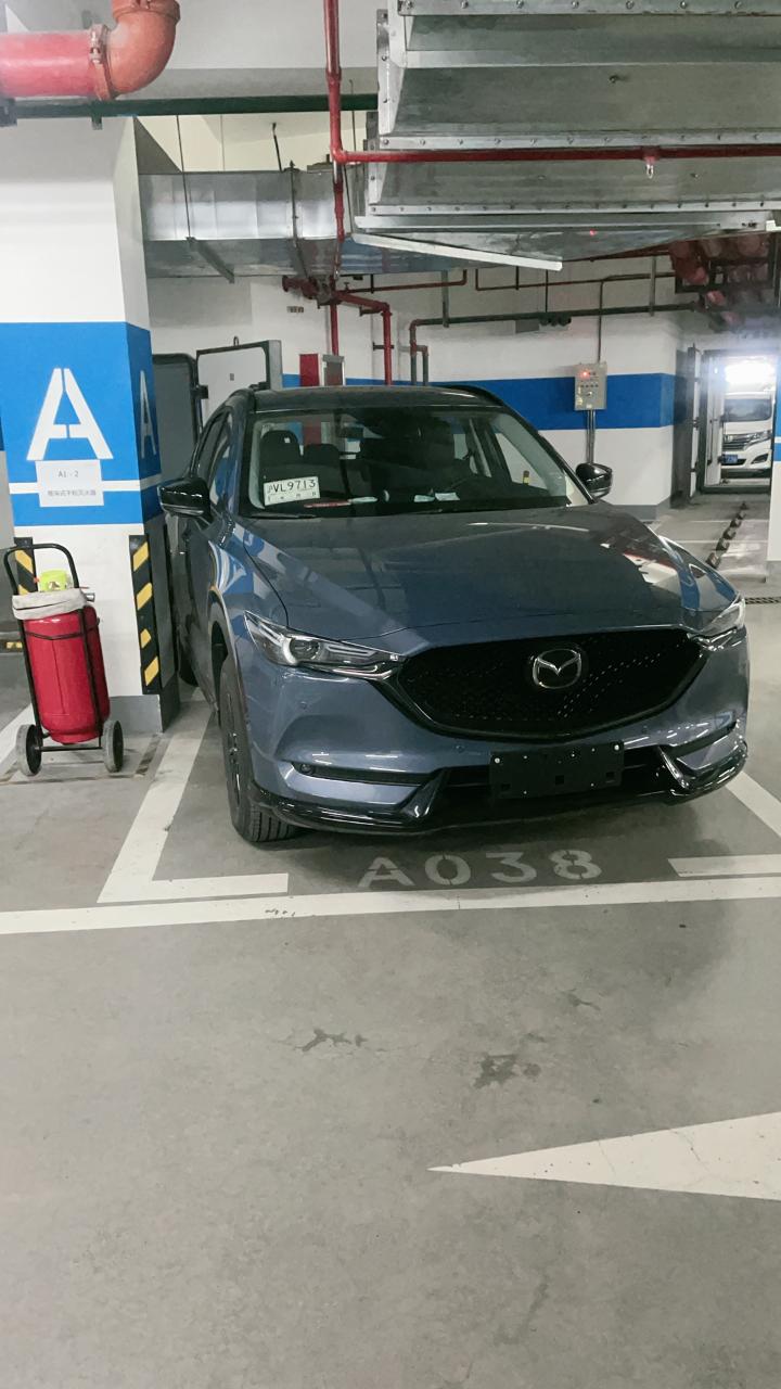 马自达CX-5 各位老司机，本人新手女司机一枚，倒车倒成这样要怎么出去不碰到车？请大佬指教