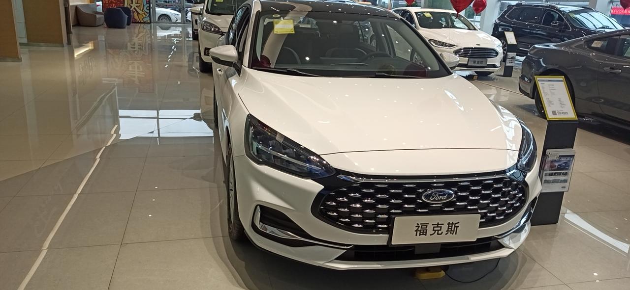 标致408 福克斯锋潮型和标志408纪念版，有点纠结，落地价差别不大，请问该选哪个，其他同价位有没有更好的推荐，至考虑安