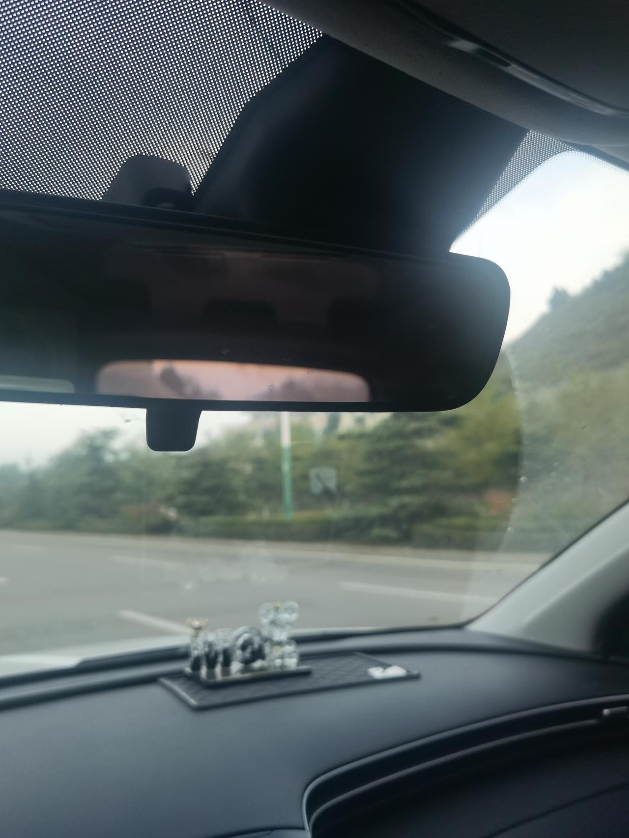 途胜L后视镜这里有个黑色小盒子是什么东西？而且提示我因为视线原因前方摄像头视野受阻，碰撞提醒暂时关闭，前方摄像头在哪啊？