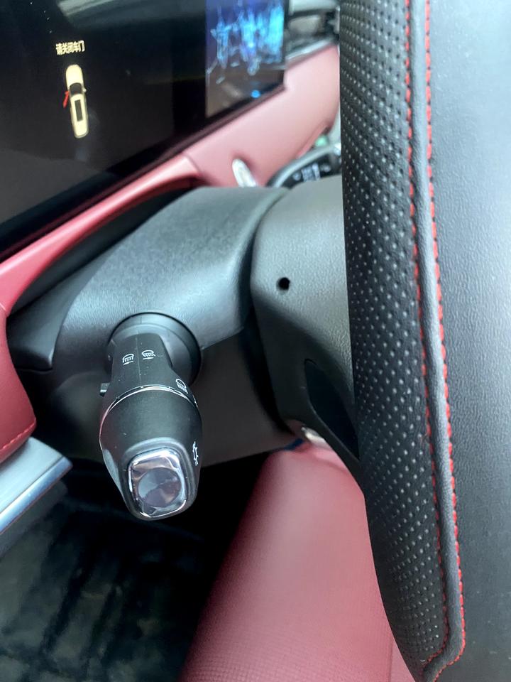 捷途X70 PLUS 你们的车方向盘下面有小洞吗？