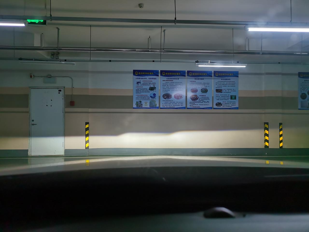 福特金牛座 大家看一下我的灯光，是不是高度不对啊？很明显左边低，大家的也都是这样的吗？市区里跑有路灯没什么感觉，到了没有
