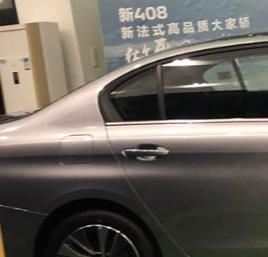 标致408 新408 选中配还是高配好，因为很喜欢车门镀铬装饰条，虽说外面也可以买来贴，但是拐角接缝的地方会不一样的。多